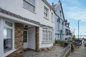 A row of white buildings with stone facades and bay windows. - Dolphin - 2 Bedroom Apartment - Saundersfoot (Saundersfoot)