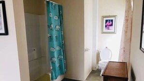 Ein Badezimmer mit einer Badewanne, einer Toilette und einer Duschkabine.