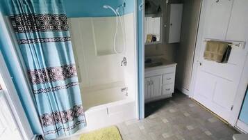 Haartrockner, Bidet, Handtücher, Seife