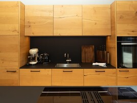 Tetera/pava eléctrica, tostadora, silla alta para bebés