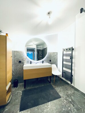 淋浴设施、吹风机、毛巾、肥皂