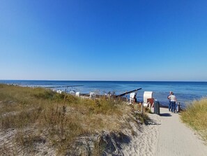 A beach path leading to the sea with beach chairs and umbrellas. - Ferienwohnung auf der Insel Poel Nahe Strand (Insel Poel)
