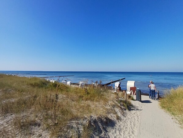A beach path leading to the sea with beach chairs and umbrellas. - Ferienwohnung auf der Insel Poel Nahe Strand (Insel Poel)