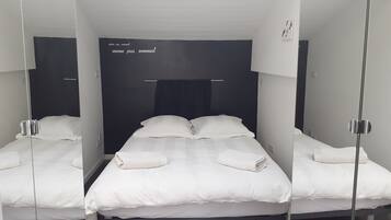 3 bedrooms, desk, iron/ironing board, travel crib