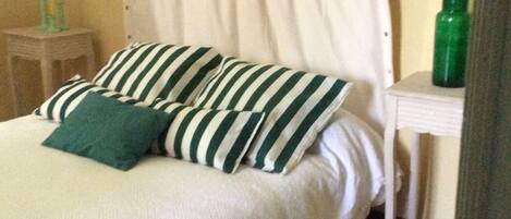 4 عدّة غرف نوم ومكواة/لوح كي وملاءات أسرّة