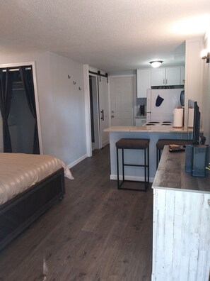 1 bedroom, iron/ironing board, WiFi, bed sheets - Quaint studio (Largo)
