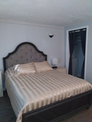 1 bedroom, iron/ironing board, WiFi, bed sheets - Quaint studio (Largo)