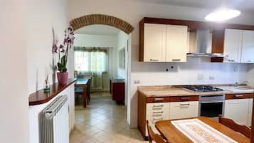 Frigorifero, microonde, forno, piano cottura