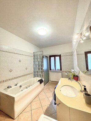 Boblebadekar, hårtørrer, bidet, håndklæder