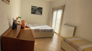 2 slaapkamers, een bureau, reisbedje, gratis wifi