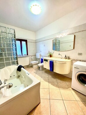 Jetted tub, hair dryer, bidet, towels - Cherry tree apartment (Ravarino)