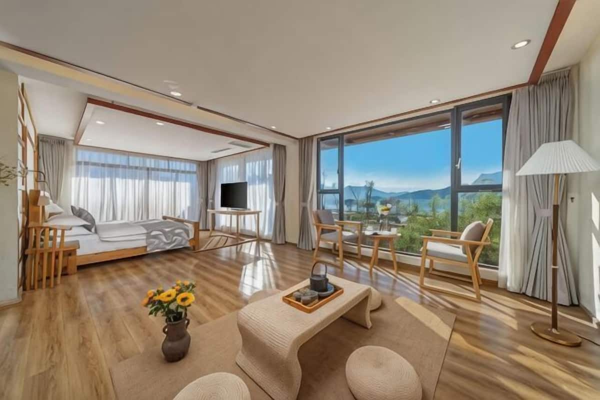 Uma sala de estar moderna com um sofá, mesa de centro e televisão.