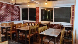 Restaurant - Hotel StudioZ Sahastradhara (Dehradun)