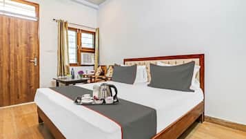 Signature Twin Room, River View | Desk, laptop workspace, free WiFi