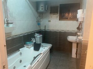 Asciugacapelli, asciugamani, sapone, shampoo