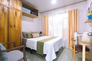 3 bedrooms, desk, iron/ironing board, WiFi