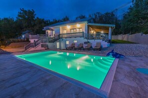 Villa | Pool | Indendørs pool, udendørs pool