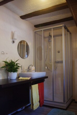Apartment | Bathroom - Haus Elli Monschau Comfortable Vacation Home (Monschau)