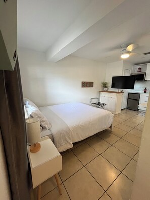 1 bedroom, iron/ironing board, WiFi, bed sheets - Home Away from Home Studio in Pompano Beach (Pompano Beach)