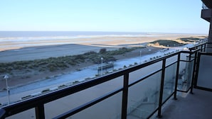 A balcony with a view of a beach and ocean. - Apartment in Nieuwpoort With Sea Views (Nieuwpoort)