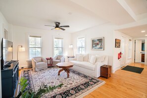 Smart-tv, een open haard en een printer