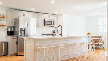 冰箱、微波炉、烤箱、炉灶