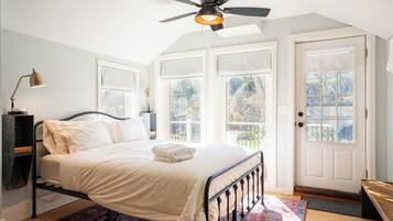 6 bedrooms, desk, iron/ironing board, travel cot