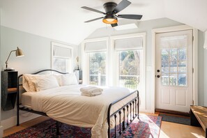 6 bedrooms, desk, iron/ironing board, travel cot