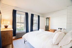 6 bedrooms, desk, iron/ironing board, travel cot