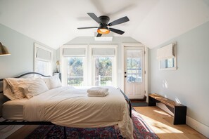 6 bedrooms, desk, iron/ironing board, travel crib