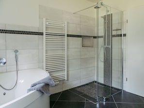 Apartamento | Banheiro | Secador de cabelo, toalhas de banho