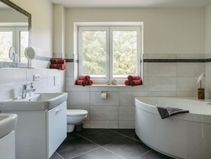 Apartamento | Banheiro | Secador de cabelo, toalhas de banho