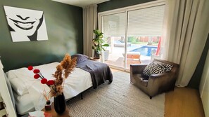 4 bedrooms, iron/ironing board, WiFi, bed sheets