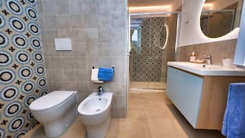 Doccia, asciugacapelli, bidet, asciugamani