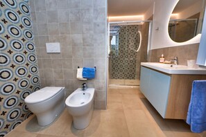 Dusche, Haartrockner, Bidet, Handtücher