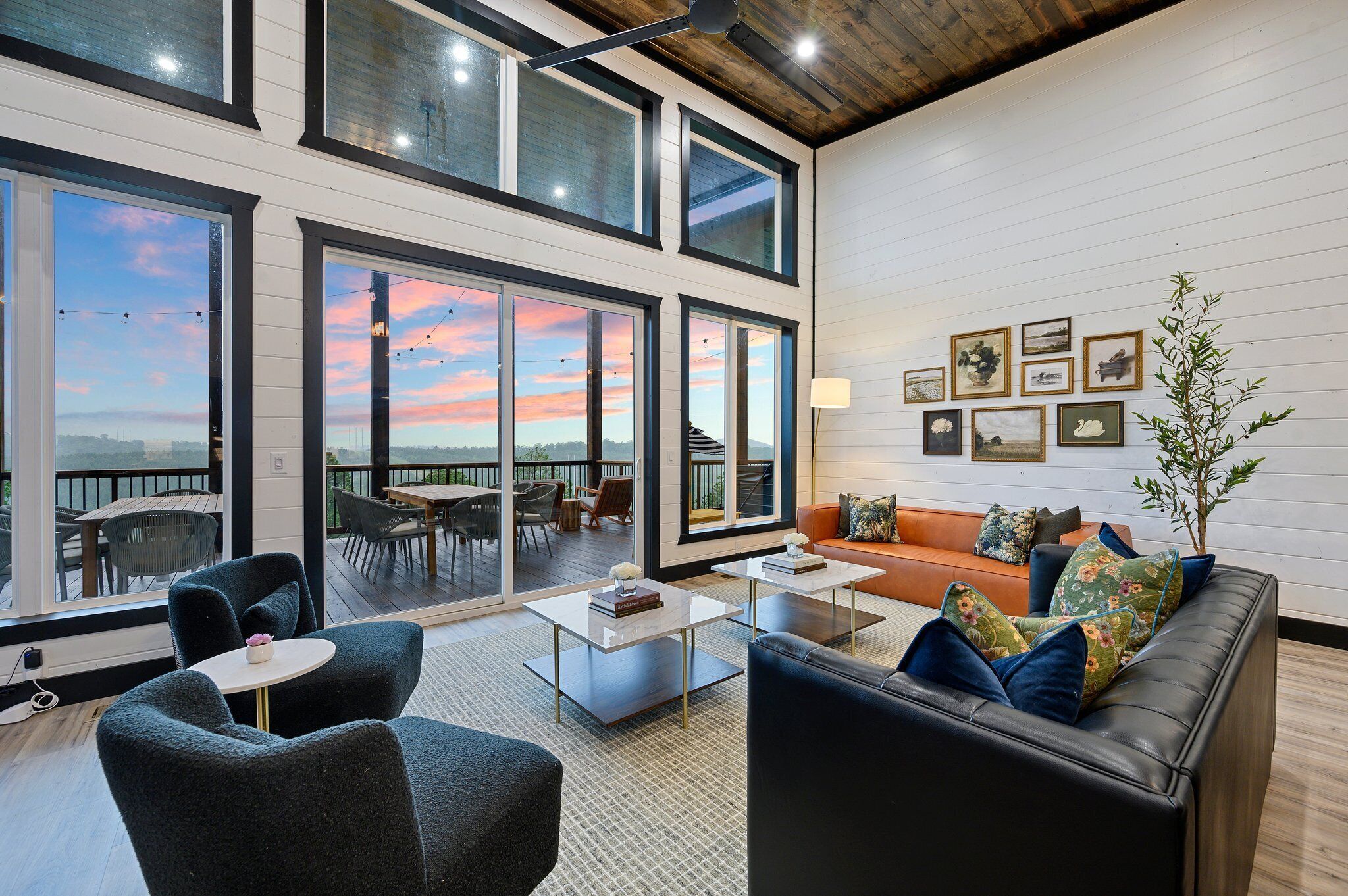 TV connectée, cheminée, jeux vidéo, livres