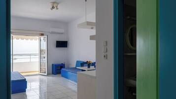 Huoneisto, parveke, merinäköala | Oleskelualue | 40–tuumainen taulutelevisio, jossa kaapelikanavat