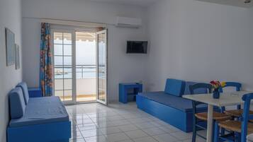 Huoneisto, parveke, merinäköala | 2 makuuhuonetta, tallelokero huoneessa, äänieristys, ilmainen Wi-Fi