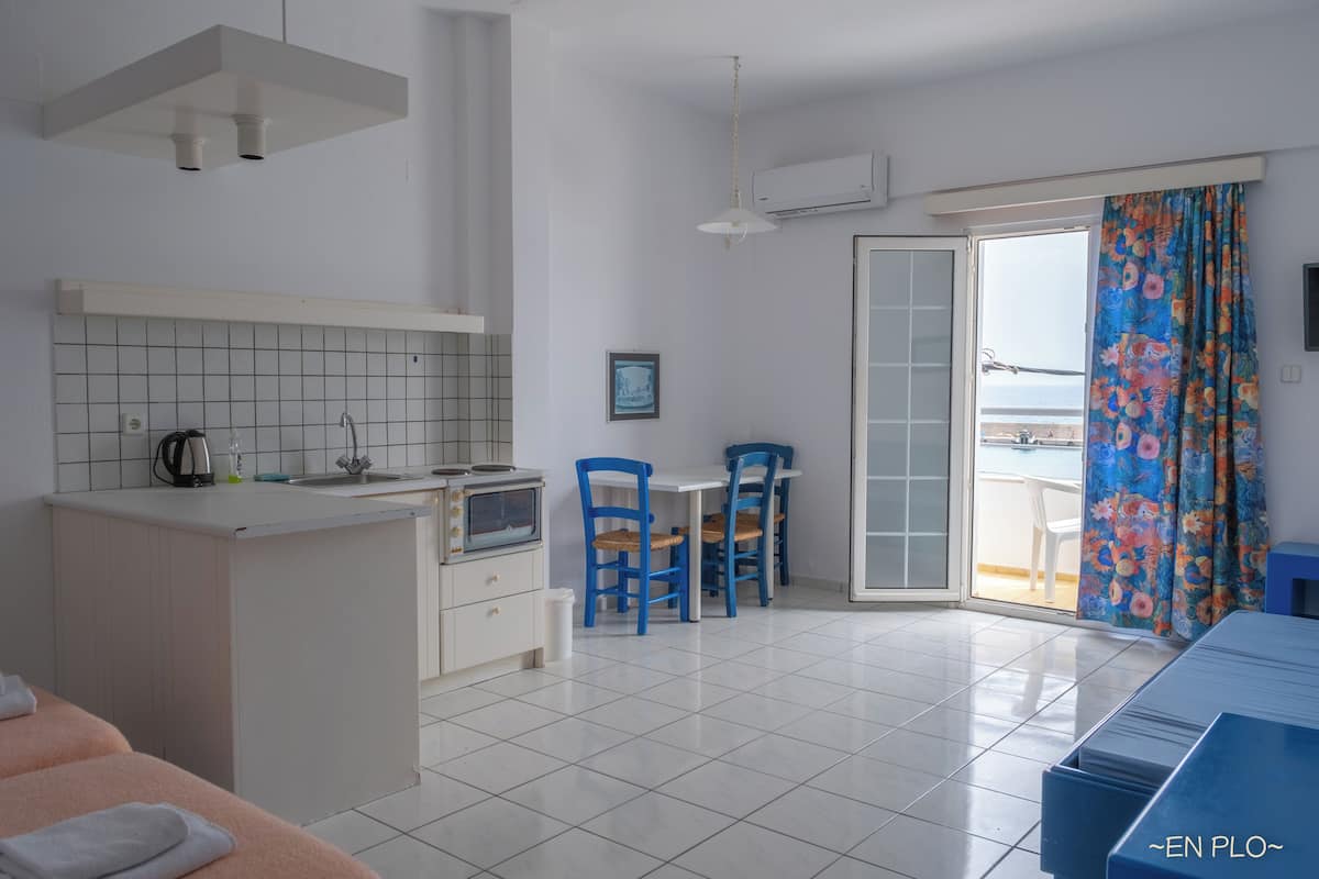 Estudio, 3 camas individuales, vista al mar | 2 habitaciones, caja de seguridad en la habitación y insonorización