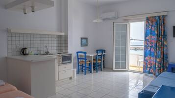 Studio, 3 eenpersoonsbedden, uitzicht op zee | Een kluis op de kamer, geluiddichte muren, gratis wifi, beddengoed