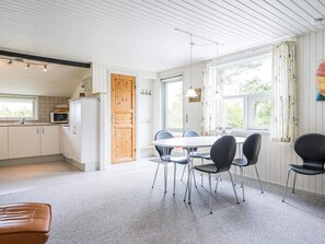 House | Dining - 6 Person Holiday Home in Henne (Henne)