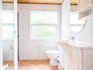 House | Bathroom - 6 Person Holiday Home in Henne (Henne)