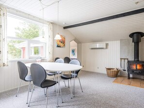 House | Dining - 6 Person Holiday Home in Henne (Henne)