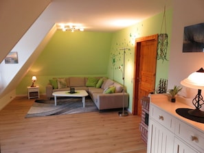 Casa | 2 habitaciones, tabla de planchar con plancha y muebles diferentes 