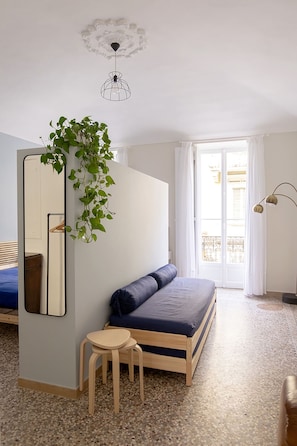 2 slaapkamers, een bureau, een strijkplank/strijkijzer, reisbedje