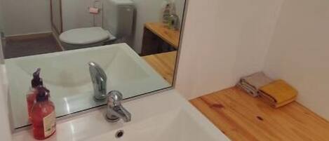 SĂšche-cheveux, serviettes fournies, savon, papier toilette