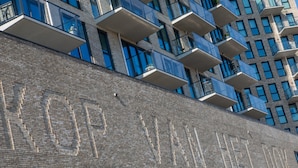 A modern building facade with a prominent sign reading "KOP VAN HET HUIS". - Apartment in Vlissingen Near the Beach (Vlissingen)