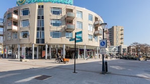 A building with a sign reading "Wocheplein". - Apartment in Vlissingen Near the Beach (Vlissingen)