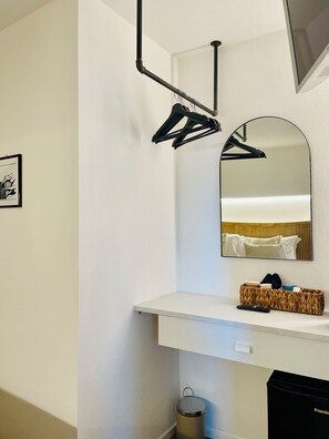 Habitación romántica, vistas al mar | Edredones de plumas, caja fuerte, cortinas opacas