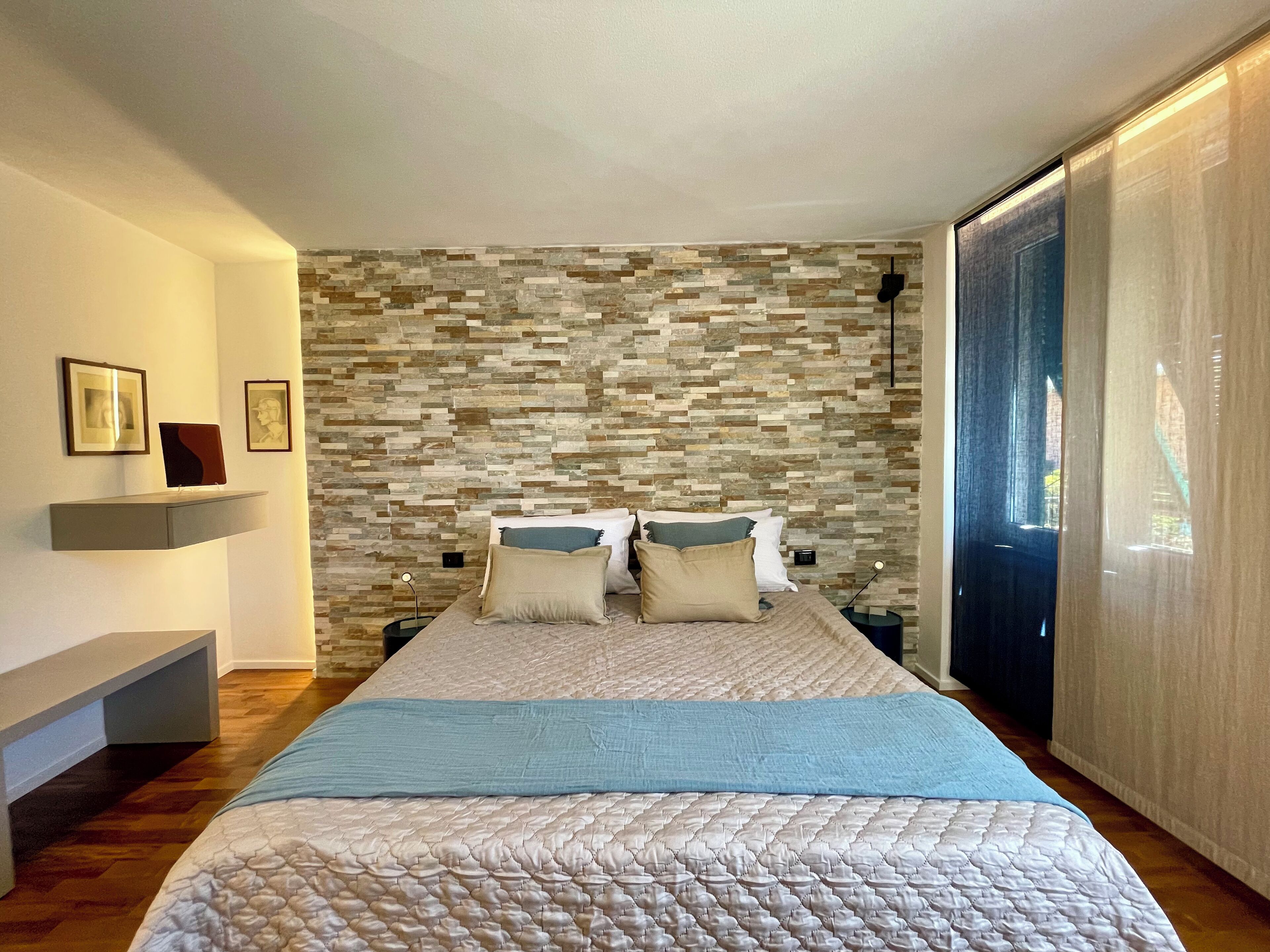 ألحفة محشوة بالريش وخزنة داخل الغرفة وستائر تعتيم وتجهيزات عازلة للصوت